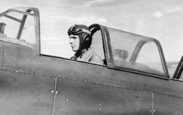 Những bước đầu tiên. Học viên Câu lạc bộ bay Saratov Yuri Gagarin trong buồng lái máy bay thể thao. - Sputnik Việt Nam