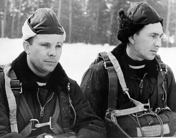 Các thành viên đội phi hành gia đầu tiên Yuri Gagarin và Pavel Belyaev huấn luyện nhảy dù - Sputnik Việt Nam