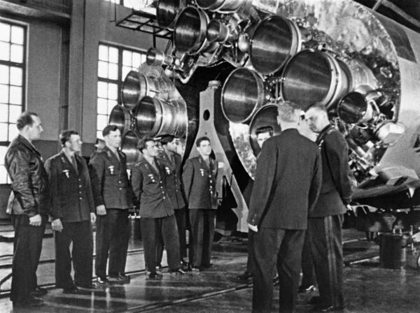 Các thành viên của đội phi hành gia đầu tiên đang làm quen với tư liệu vật chất: các động cơ giai đoạn đầu của tên lửa đẩy Vostok - Sputnik Việt Nam