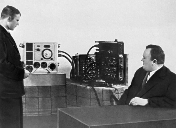 Tổng công trình sư Sergei Korolev kiểm tra bài thi của Yuri Gagarin - Sputnik Việt Nam