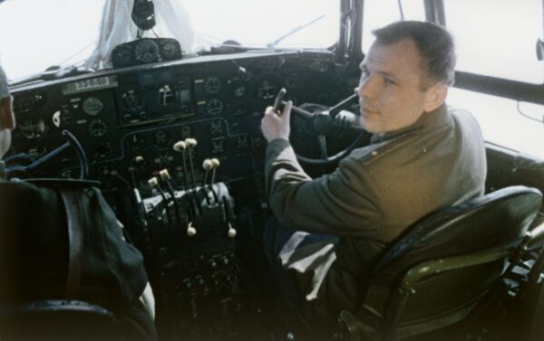 Yuri Gagarin trong cabin máy bay. - Sputnik Việt Nam