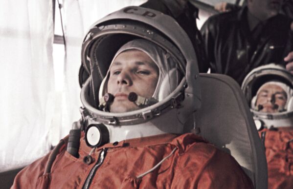 Ngày 12 tháng 4 năm 1961. Sân bay vũ trụ Baikonur. Yuri Gagarin và phi công dự bị German Titov (ở phía sau) đi đến vị trí xuất phát. - Sputnik Việt Nam