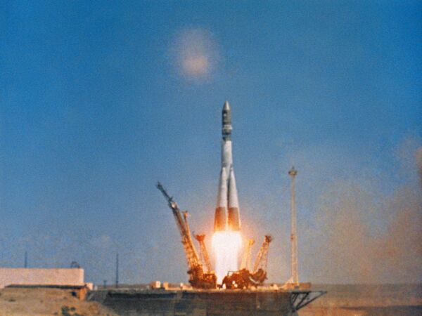 Tên lửa đẩy cùng tàu vũ trụ có người lái Vostok-1 khởi hành. - Sputnik Việt Nam