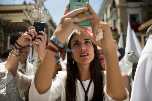 Cô gái chụp ảnh trong Tuần lễ Thánh ở Seville (Tây Ban Nha). - Sputnik Việt Nam