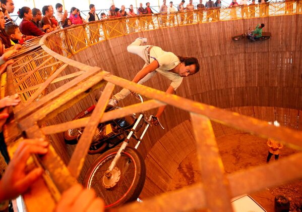 Nepal. Trình diễn của các tay đua Moto bay tại hội chợ Bhaktapur. - Sputnik Việt Nam