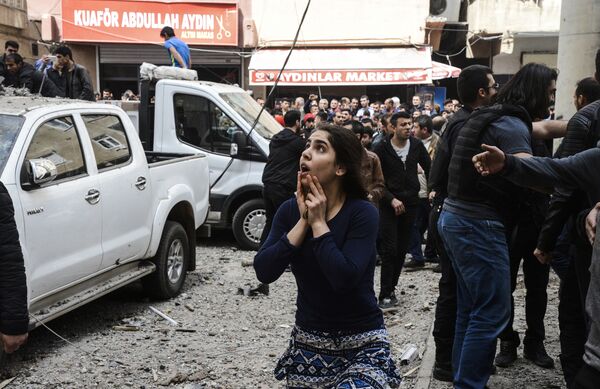 11 tháng Tư. Tại địa điểm vụ nổ gần đồn cảnh sát ở thành phố Diyarbakir (Thổ Nhĩ Kỳ). - Sputnik Việt Nam