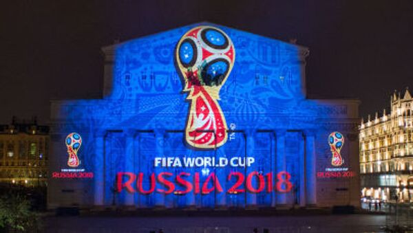 Giới thiệu logo của  World Cup bóng đá 2018 trên mặt tiền Nhà hát Bolshoi ở Matxcơva - Sputnik Việt Nam