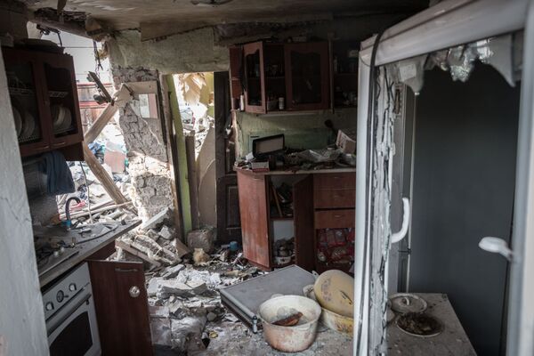 Ngôi nhà ở Gorlovka  bị phá hủy bởi đạn pháo của các lực lượng an ninh Ucraina. - Sputnik Việt Nam