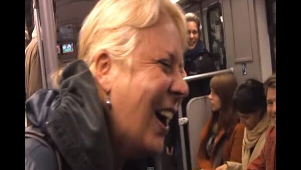 Người phụ nữ bật cười trong tàu điện ngầm - Sputnik Việt Nam