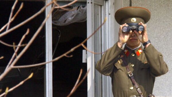 Người lính Bắc Triều Tiên quan sát bằng ống nhòm - Sputnik Việt Nam
