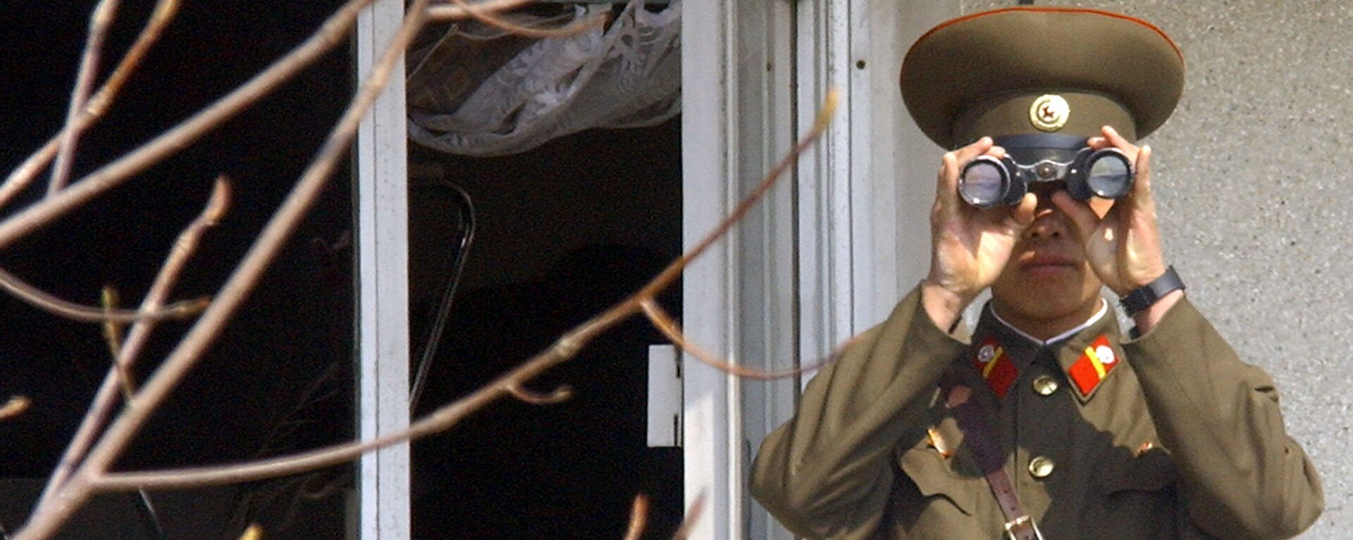 Người lính Bắc Triều Tiên quan sát bằng ống nhòm - Sputnik Việt Nam, 1920, 31.01.2024
