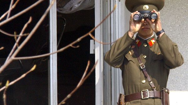 Người lính Bắc Triều Tiên quan sát bằng ống nhòm - Sputnik Việt Nam