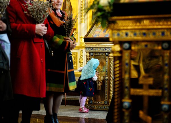 9 tháng Tư. Vladivostok. Các tín hữu tại Nhà thờ Pokrovsky trong Lễ Liễu Verba nhân Thiên Chúa vào thành Jerusalem. - Sputnik Việt Nam