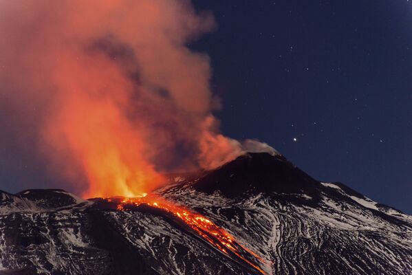 11 tháng Tư. Italia. Cuộc phún xuất của Etna - núi lửa hoạt động mạnh nhất ở châu Âu. - Sputnik Việt Nam