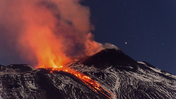 11 tháng Tư. Italia. Cuộc phún xuất của Etna - núi lửa hoạt động mạnh nhất ở châu Âu. - Sputnik Việt Nam