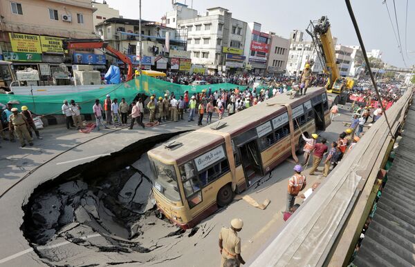 Ấn Độ. Nhựa đường nóng chảy trên một con phố của Chennai. Cả chiếc xe buýt sa vào “bẫy dính”. - Sputnik Việt Nam