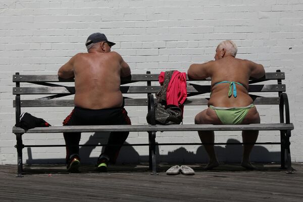 New York, Brooklyn. Nhân lúc tiết trời ấm áp, dân địa phương quyết định tắm nắng... - Sputnik Việt Nam