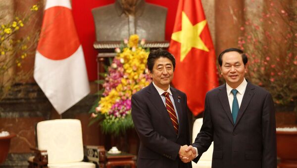 Thủ tướng Nhật Bản Shinzo Abe và Chủ tịch Việt Nam Trần Đại Quang - Sputnik Việt Nam