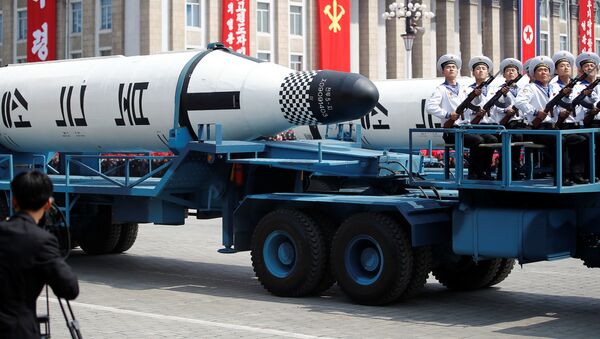 Xe quân sự với tên lửa Pukkykson trong cuộc diễu hành quân sự kỷ niệm 105 năm ngày sinh của Kim Il Sung ở Bình Nhưỡng, Bắc Triều Tiên - Sputnik Việt Nam