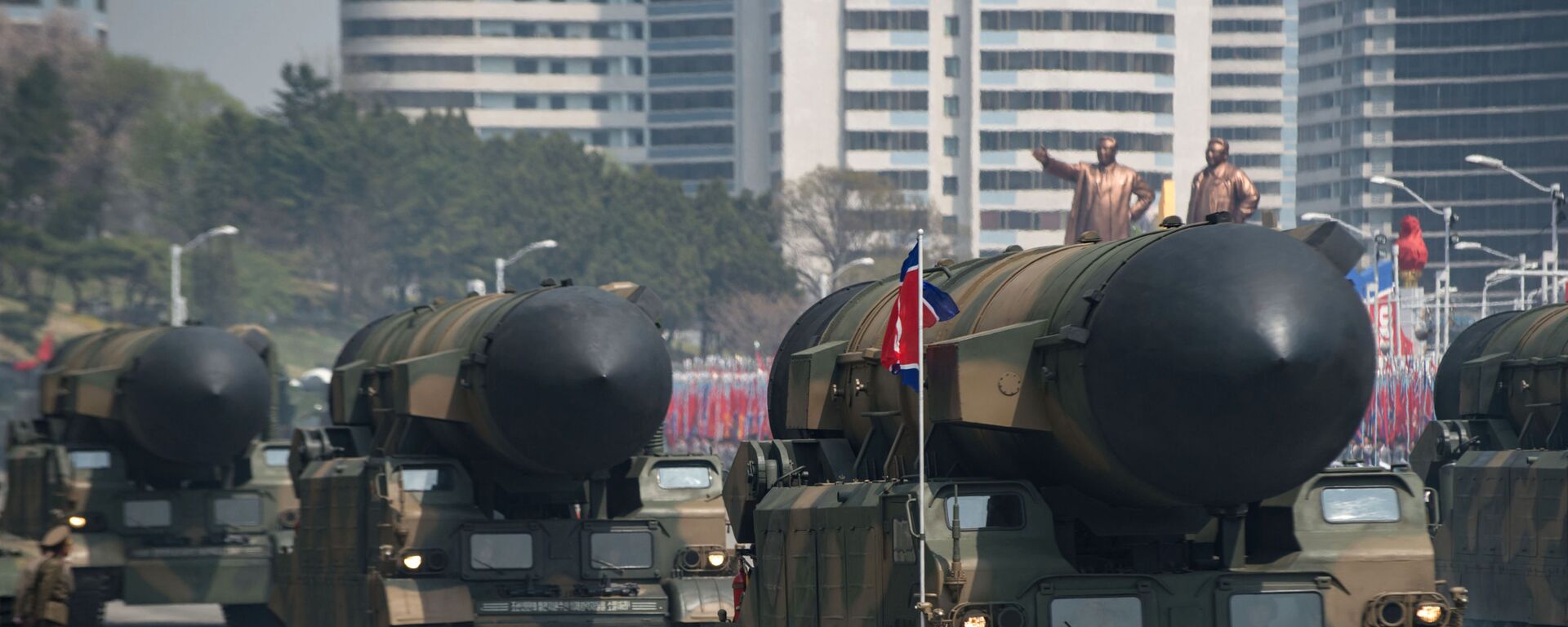 Военные транспортные средства с ракетами во время военного парада, посвященного 105-летию со дня рождения Ким Ир Сена в Пхеньяне, Северная Корея - Sputnik Việt Nam, 1920, 20.12.2022