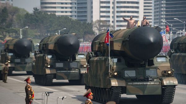 Военные транспортные средства с ракетами во время военного парада, посвященного 105-летию со дня рождения Ким Ир Сена в Пхеньяне, Северная Корея - Sputnik Việt Nam