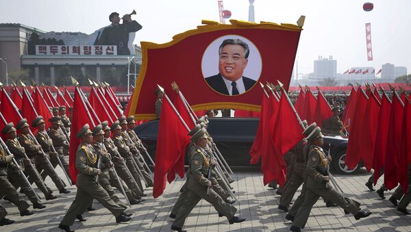 Военный парад, посвященный 105-летию со дня рождения Ким Ир Сена в Пхеньяне, Северная Корея - Sputnik Việt Nam