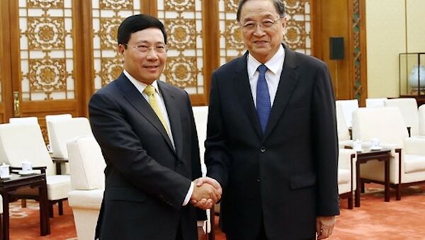Phó thủ tướng Phạm Bình Minh bắt tay Chủ tịch Hội nghị hiệp thương chính trị toàn quốc Trung Quốc Du Chính Thanh - Sputnik Việt Nam