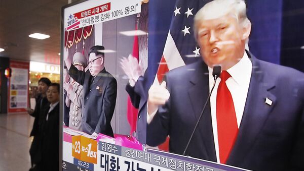 A TV screen shows pictures of U.S. President-elect Donald Trump, right, and North Korean leader Kim Jong Un, at the Seoul Railway Station in Seoul, South Korea, Thursday, Nov. 10, 2016 - Sputnik Việt Nam