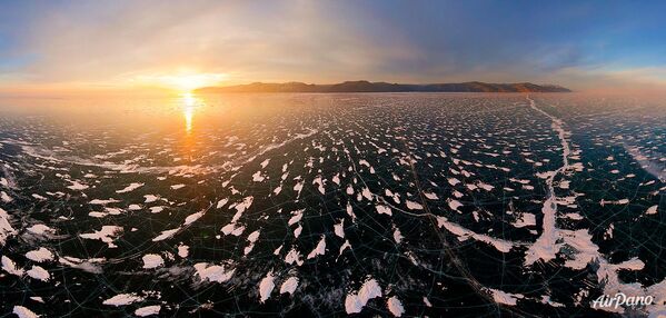 Hồ Baikal trong mùa đông. - Sputnik Việt Nam