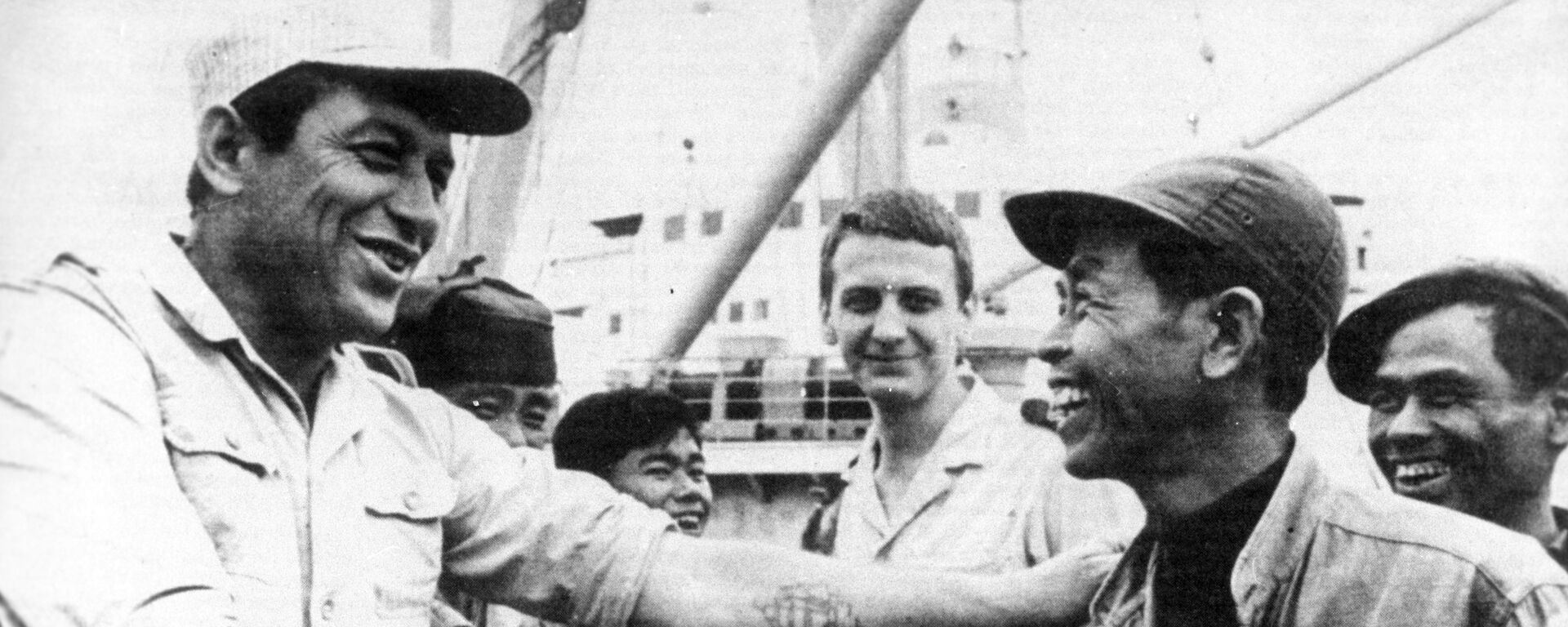 Công nhân cảng Hải Phòng chào đón các thủy thủ Liên Xô đưa chuyến hàng mới tới nước Việt Nam Dân chủ Cộng hòa. - Sputnik Việt Nam, 1920, 27.12.2022