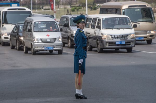 ... Hoá ra ở Bình Nhưỡng có nhiều xe ô tô. Trong số những nhân viên điều tiết giao thông có nhiều phụ nữ. - Sputnik Việt Nam