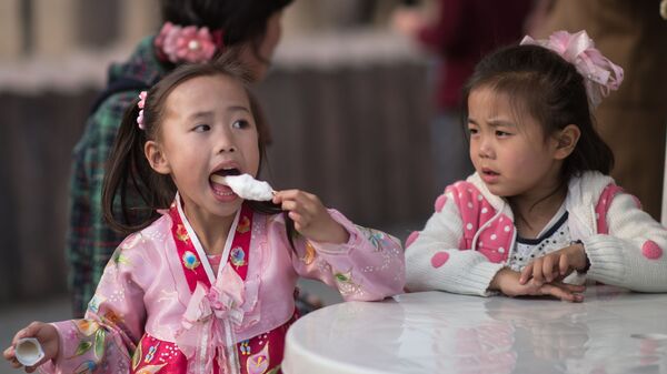 Сô gái ăn kem ở Bình Nhưỡng, Triều Tiên - Sputnik Việt Nam