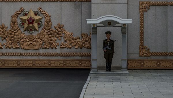 Một vệ binh danh dự bên Cung tưởng niệm Kumsusan - Sputnik Việt Nam