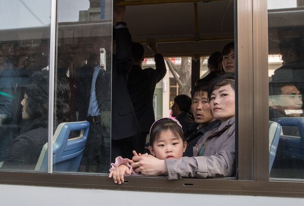 Hành khách trên xe buýt ở Bình Nhưỡng. - Sputnik Việt Nam
