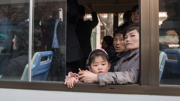 Hành khách trên xe buýt ở Bình Nhưỡng. - Sputnik Việt Nam
