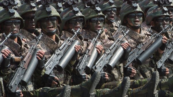 Tại cuộc diễu binh ở Bình Nhưỡng vào ngày 15 tháng 4, các lính đặc nhiệm Bắc Triều Tiên đã xuất hiện với mũ gắn thiết bị nhìn đêm và bôi mặt ngụy trang. - Sputnik Việt Nam