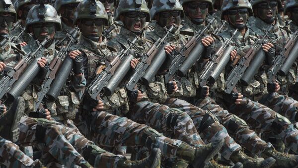 Tại cuộc diễu binh ở Bình Nhưỡng vào ngày 15 tháng 4, các lính đặc nhiệm Bắc Triều Tiên đã xuất hiện với mũ gắn thiết bị nhìn đêm và bôi mặt ngụy trang. - Sputnik Việt Nam