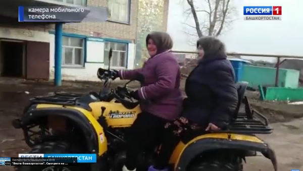 Các cụ bà Nga cưỡi moto bốn bánh (video) - Sputnik Việt Nam
