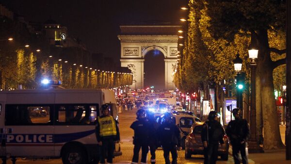 Police seal off the Champs Elysees avenue in Paris, France, after a fatal shooting in which a police officer was killed along with an attacker, Thursday, April 20, 2017. - Sputnik Việt Nam