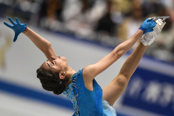 Cô gái Nga Evgenya Medvedeva biểu diễn trong chương trình ngắn tại  Giải vô địch thế giới về trượt băng nghệ thuật đồng đội ở Tokyo. - Sputnik Việt Nam