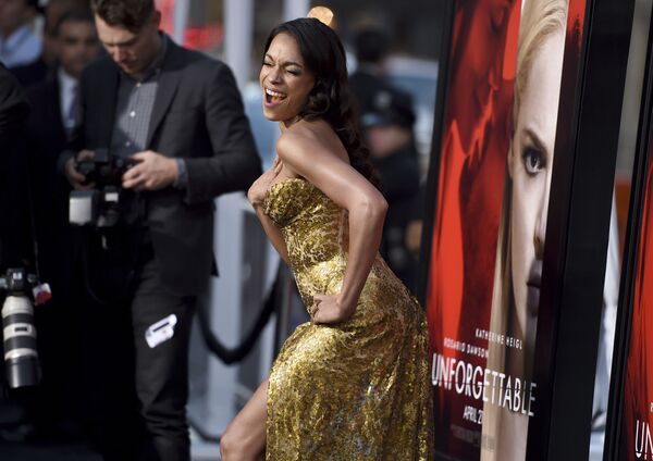 Nữ nghệ sĩ Mỹ Rosario Dawson tại lễ ra mắt bộ phim Nỗi ám ảnh ở Los Angeles. - Sputnik Việt Nam