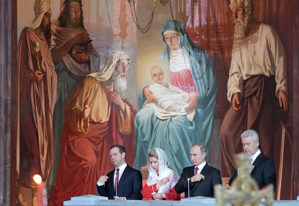Tổng thống Nga Vladimir Putin, Thủ tướng Dmitry Medvedev và phu nhân  Svetlana  cùng Thị trưởng Matxcơva Sergei Sobyanin dự Thánh lễ Phục Sinh tại Nhà thờ Chúa Kito Cứu thế - Sputnik Việt Nam