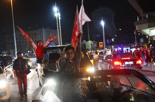 Những người ủng hộ Tổng thống Thổ Nhĩ Kỳ Recep Tayyip Erdogan  mừng chiến thắng trong cuộc trưng cầu dân ý về Hiến pháp. - Sputnik Việt Nam