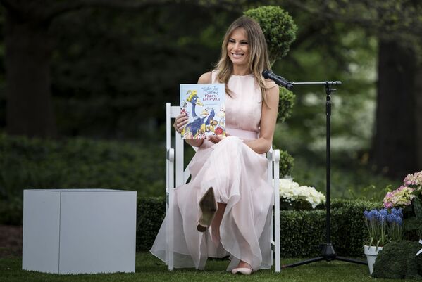 Đệ nhất phu nhân Hoa Kỳ Melania Trump đọc sách cho trẻ em trong lễ mừng Phục Sinh Thiên Chua tại Nhà Trắng - Sputnik Việt Nam