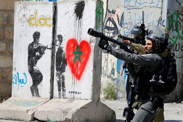 Bờ Tây sông Jordan. Lính Israel trong cuộc đụng độ với người Palestine tại  thành phố Bethlehem. - Sputnik Việt Nam