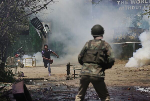 Kashmir. Thành phố Srinagar. Cuộc đụng độ giữa các sinh viên địa phương với cảnh sát Ấn Độ. - Sputnik Việt Nam