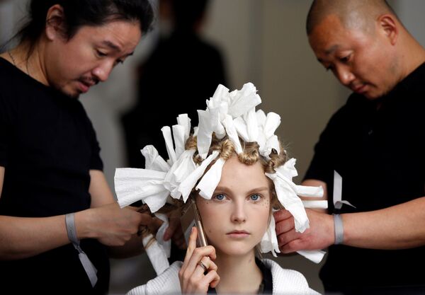 Người mẫu trước buổi trình diễn của Nhà thời trang Christian Dior tại Tokyo. - Sputnik Việt Nam