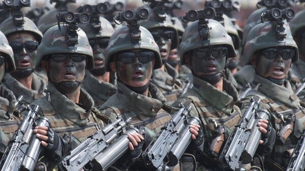 Các quân nhân trong cuộc diễu binh kỷ niệm 105 năm ngày sinh của lãnh tụ  Kim Il Sung sáng lập Nhà nước CHDCND Triều Tiên - Sputnik Việt Nam