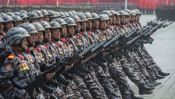 Военнослужащие во время военного парада, приуроченного к 105-й годовщине со дня рождения основателя северокорейского государства Ким Ир Сена, в Пхеньяне - Sputnik Việt Nam