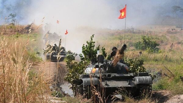 Lữ đoàn xe tăng 273 trên bãi tập - Sputnik Việt Nam
